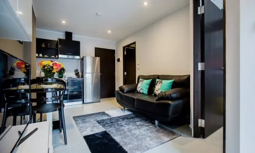 Удобные апартаменты с 1 спальней и с видом на горы, на пляже Чалонг