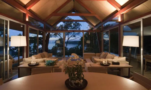 Прекрасная вилла премиум класса с 4 спальнями и с видом на море в проекте Аманпури, на пляже Сурин