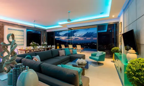 Превосходная вилла премиум класса с 5 спальнями и с видом на море, на пляже Ката