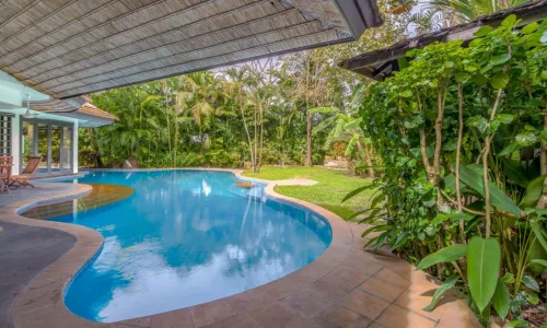 Прекрасная вилла с 5 спальнями и с видом на озеро в проекте Сурин Спрингс, на пляже Сурин