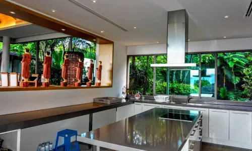 Удобная вилла с 4 спальнями и с видом на море в проекте Ля Колин, на пляже Лаян 