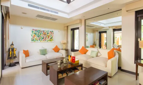 Модная вилла с 4 спальнями и с видом на бассейн, не далеко от моря в проекте Чом Таван, на пляже Бангтао/Лагуна