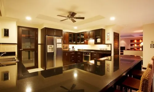 Модная вилла с 4 спальнями и с видом на бассейн, не далеко от моря в проекте Чом Таван, на пляже Бангтао/Лагуна