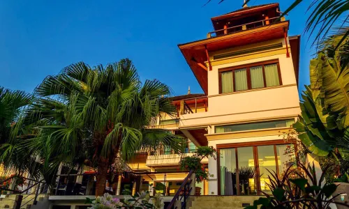 Великолепная вилла с 4 спальнями и с видом на море, на пляже Найхарн