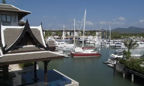 Роскошные апартаменты с 2 спальнями и с видом на горы в проекте Роял Пхукет Марина, на пляже Ко Кеу