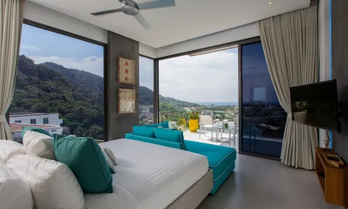 Превосходная вилла премиум класса с 5 спальнями и с видом на море, на пляже Ката