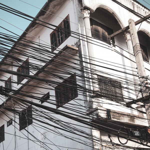 На Пхукете решили убрать часть проводов под землю