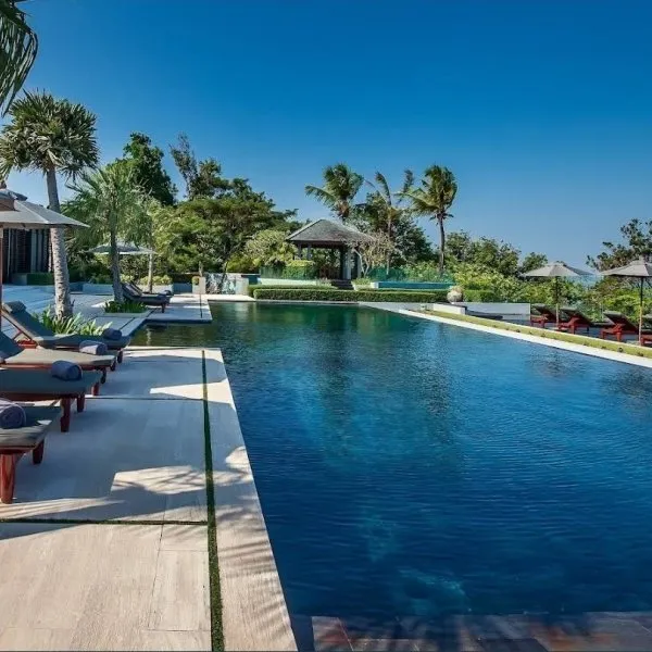 Villa Sawarin — Luxury 10-Bedroom Beachfront Estate - gallery 10